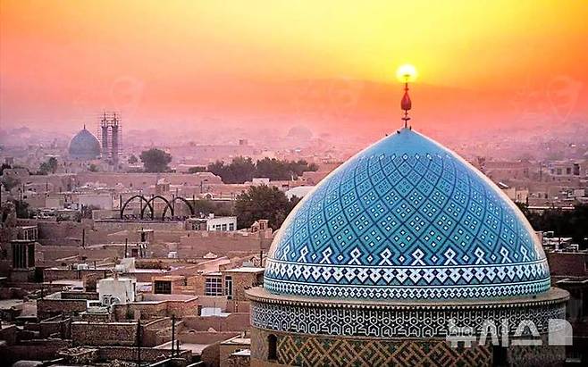 [서울=뉴시스]페르시아 및 이슬람 건축의 보석으로 꼽히는 이란의 자메 모스크. 이스라엘의 공습으로 모스크의 청록색 타일이 떨어져 나가는 피해를 입었다. (출처=IRUN2IRAN.com) 2026.3.12.