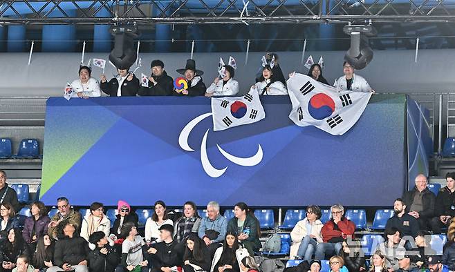 [코르티나담페초=뉴시스] 사진공동취재단 = 11일(현지 시간) 이탈리아 코르티나담페초 컬링 올림픽 스타디움에서 열린  2026 밀라노 코르티나 패럴림픽 휠체어컬링 믹스더블 한국과 중국의 결승전에서 한국응원단이 응원을 하고 있다. 2026.03.12. photo@newsis.com