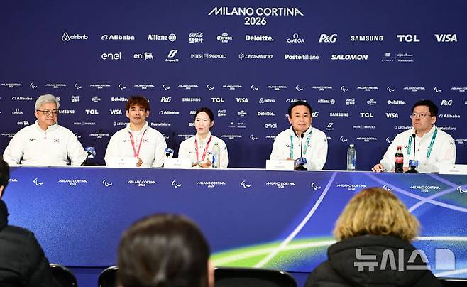 [코르티나담페초=뉴시스] 사진공동취재단 = 휠체어컬링 이용석과 백혜진이 11일(현지 시간) 이탈리아 코르티나담페초 컬링 올림픽 스타디움에서 열린 2026 밀라노 코르티나 패럴림픽 휠체어컬링 믹스더블에서 은메달을 차지한 뒤 열린 기자회견에서 질문에 답하고 있다.왼쪽부터 박길우 감독, 이용석, 백혜진, 윤경선 대한장애인컬링협회 회장, 박진휘 홍보팀장. 2026.03.12. photo@newsis.com