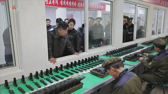[서울=뉴시스] 북한 조선중앙TV는 김정은 국무위원장이 딸 주애와 함께 지난 11일 제2경제위원회 산하 중요군수공장을 찾아 신형 권총을 사격하고 현지 지도를 했다고 12일 보도했다. (사진=조선중앙TV 캡처) 2026.03.12. photo@newsis.com *재판매 및 DB 금지