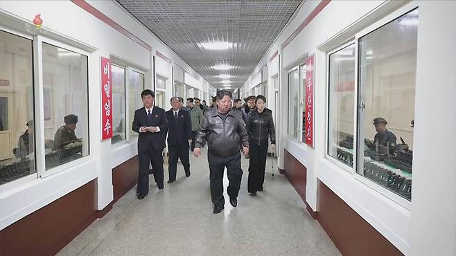 [서울=뉴시스] 북한 조선중앙TV는 김정은 국무위원장이 딸 주애와 함께 지난 11일 제2경제위원회 산하 중요군수공장을 찾아 신형 권총을 사격하고 현지 지도를 했다고 12일 보도했다. (사진=조선중앙TV 캡처) 2026.03.12. photo@newsis.com *재판매 및 DB 금지