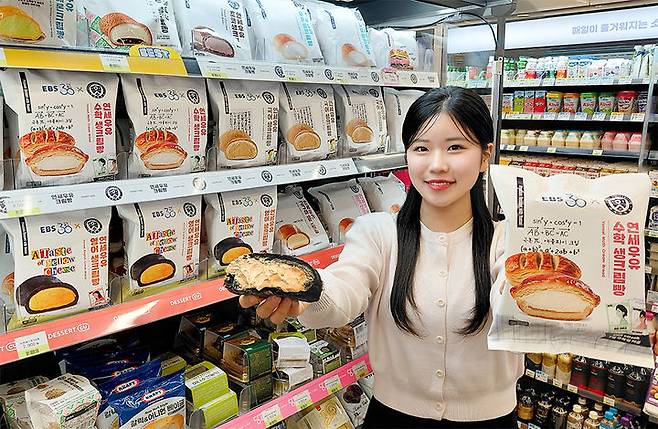 편의점 CU가 EBS, 연세유업과 손잡고 '수능특강' 30주년을 기념하는 국·영·수 과목별 '연세우유 EBS 생크림빵' 3종을 선보인다고 12일 밝혔다.(사진=BGF리테일 제공) *재판매 및 DB 금지 *재판매 및 DB 금지