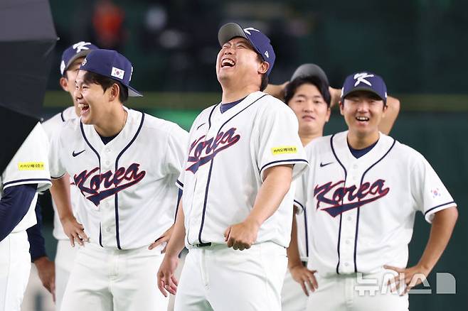 [도쿄=뉴시스] 권창회 기자 = 2026 월드베이스볼클래식(WBC) 개막을 하루 앞둔 4일 일본 도쿄돔에서 한국야구대표팀 류현진을 비롯한 선수들이 밝게 웃고 있다. 2026.03.04. kch0523@newsis.com