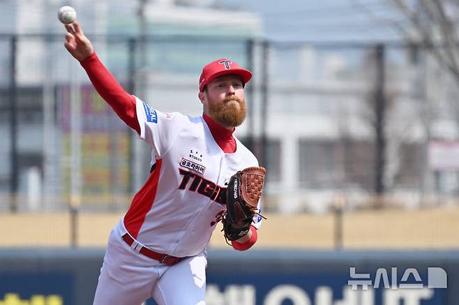 [광주=뉴시스] 이영주 기자 = 12일 오후 광주 북구 광주-기아챔피언스필드에서 열린 2026 KBO리그 시범경기 SSG랜더스 대 KIA타이거즈의 경기, 1회 초 KIA 선발 올러가 역투하고 있다. 2026.03.12. leeyj2578@newsis.com