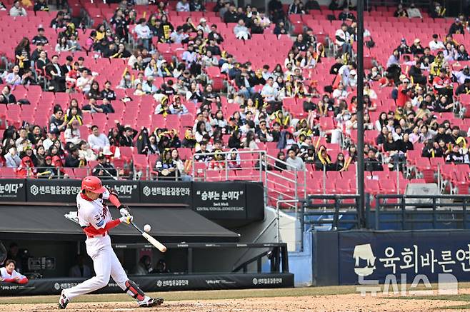 [광주=뉴시스] 이영주 기자 = 12일 오후 광주 북구 광주-기아챔피언스필드에서 열린 2026 KBO리그 시범경기 SSG랜더스 대 KIA타이거즈의 경기, 5회 말 1사 상황 KIA 박민이 방망이를 휘두르고 있다. 그라운드 뒤로 시범경기를 보러 온 관중들이 KIA를 응원하고 있다. 2026.03.12. leeyj2578@newsis.com