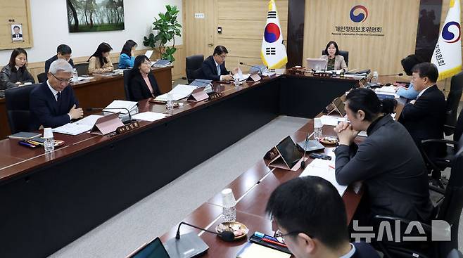 [서울=뉴시스] 추상철 기자 = 송경희 개인정보보호위원회 위원장이 11일 오후 서울 종로구 정부서울청사에서 열린 개인정보보호위원회 전체회의를 주재하고 있다. 2026.03.11. scchoo@newsis.com