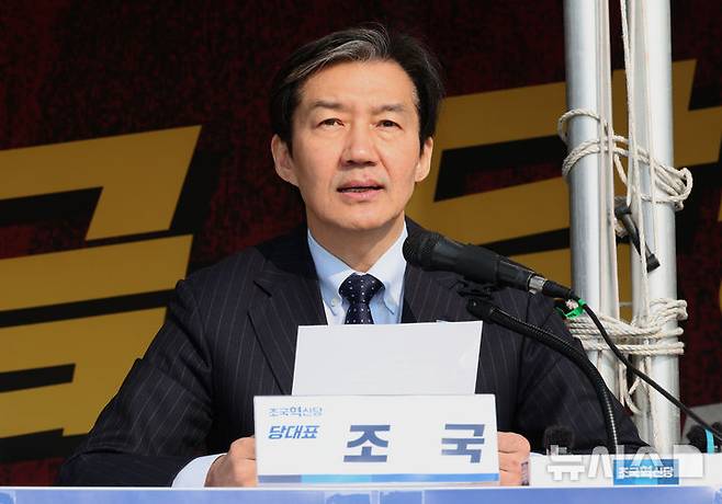 [서울=뉴시스] 김금보 기자 = 조국 조국혁신당 대표가 12일 오전 서울 여의도 국회 본청 앞에 진보4당이 마련한 정치개혁 촉구 농성장에서 열린 최고위원회 회의에서 발언을 하고 있다. 2026.03.12. kgb@newsis.com