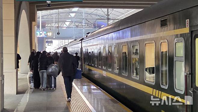 [베이징=뉴시스] 박정규 특파원 = 코로나19 확산을 계기로 2020년 1월 중단됐던 중국 베이징과 북한 평양을 잇는 열차가 6년만에 재개된 12일 중국 베이징역 플랫폼에서 평양행 열차가 정차해 있다. 2026.03.12. pjk76@newsis.com