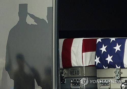 1일(현지시간) 쿠웨이트 슈아이바의 미군 기지에 떨어진 이란 공격으로 숨진 미군 병사들의 유해 [UPI=연합뉴스 자료사진 제공]