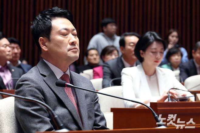 9일 서울 여의도 국회에서 열린 국민의힘 의원총회에 장동혁 대표가 참석해 생각에 잠겨있다. 윤창원 기자