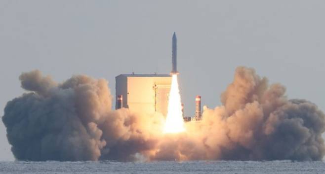 2023년 12월 4일 오후 제주 서귀포시 예래동 앞바다에서 군 주도로 고체연료우주발사체 3차 시험발사가 진행되고 있다. 연합뉴스