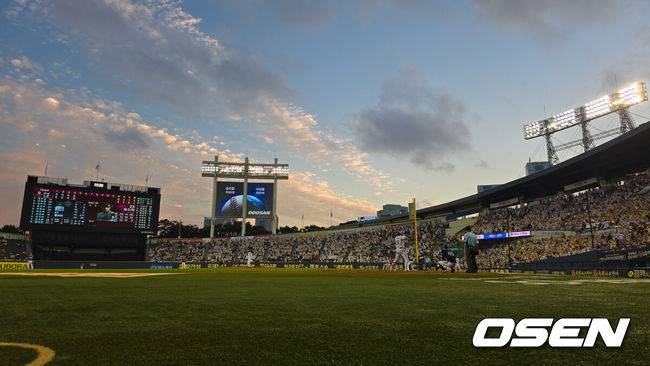 [OSEN=잠실, 조은정 기자]6일 오후 서울 잠실구장에서 ‘2025 신한 SOL Bank KBO리그’ LG 트윈스와 두산 베어스의 경기가 열렸다.LG는 최채흥, 두산은 콜어빈을 선발로 내세웠다.노을이 지는 가운데 관중들이 응원을 펼치고 있다. 2025.08.06 /cej@osen.co.kr