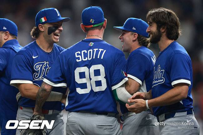 [사진] 이탈리아 선수들이 11일 WBC B조 미국전에서 8-6 승리 후 기뻐하고 있다. ⓒGettyimages(무단전재 및 재배포 금지)