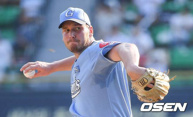 [OSEN=잠실,박준형 기자] 18일 오후 서울 잠실구장에서 '2019 신한은행 MY CAR KBO리그' 두산 베어스와 롯데 자이언츠의 경기가 진행됐다.2회말 롯데 선발투수 다익손이 역투하고 있다. / soul1014@osen.co.kr