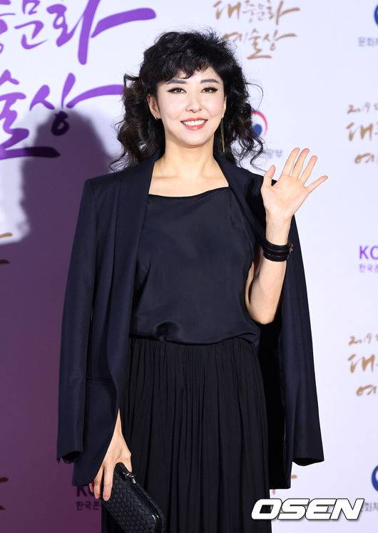 [OSEN=이대선 기자] 30일 오후 서울 송파구 올림픽공원 올림픽홀에서 2019 대한민국 대중문화예술상 시상식이 열렸다.가수 김완선이 레드카펫을 밟고 있다. /sunday@osen.co.kr