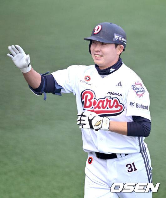 [OSEN=이천, 최규한 기자] 12일 경기도 이천 두산베어스파크에서 ‘2026 신한 SOL KBO리그’ 시범경기 두산 베어스와 키움 히어로즈의 경기가 열렸다.시범경기는&nbsp;오늘(12일)부터&nbsp;오는 24일까지 진행되며, 각 팀이 12경기씩 치러 총 60경기가 펼쳐질 예정이다.5회말 1사 주자없는 상황 두산 정수빈이 달아나는 우월 솔로포를 날리고 홈을 밟은 뒤 기뻐하고 있다. 2026.03.12 / dreamer@osen.co.kr