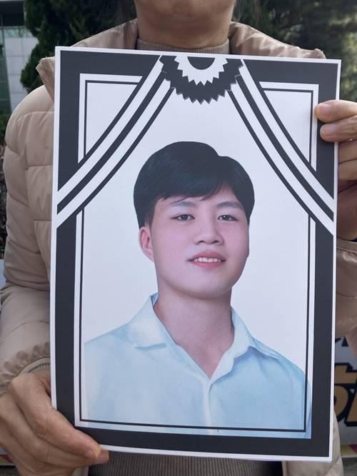 ▲3월 12일 오전 경기지방고용노동청 앞에서 기자회견에서 한 참가자가 고 뚜안 씨의 영정 사진을 들고 있다. ⓒ프레시안(손가영)