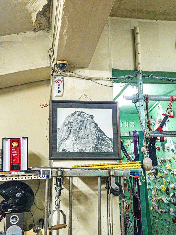 암장에 들어서자마자 보이는 인수봉 사진은 언제보아도 가슴이 두근거린다.