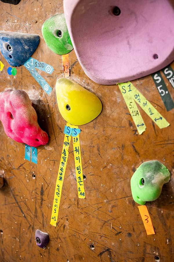 가끔 회원들이 참여해 지구력 루트 문제를 내기도 한다. '고소공포', '새해복' 등 루트에 맞는 이름을 적어 함께 붙여놓기도 한다.