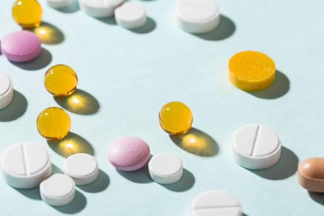 온라인 쇼핑몰에 게시된 고가 ‘먹는 알부민’ 제품 판매 화면. 전문가들은 대부분 소화 과정에서 아미노산 형태로 분해된 뒤 흡수된다고 설명한다. 게티이미지