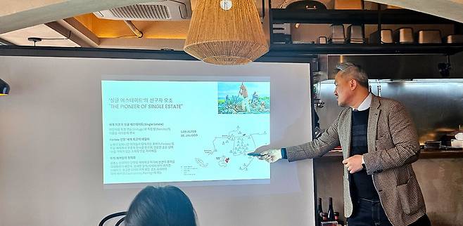 11일 서울 성동구 엘몰리노에서 열린 오초(OCHO) 1주년 기념 미디어 간담회에서 윤정갑 아영FBC 스피릿마케팅팀 차장이 설명하고 있다. 박윤희 기자