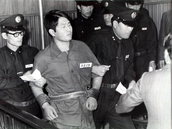 &nbsp;1974년 당시 박정희 대통령 부인 육영수 여사를 저격해 숨지게 만든 범인 문세광이 교도관들에 의해&nbsp;호송되고 있다. 세계일보 자료사진
