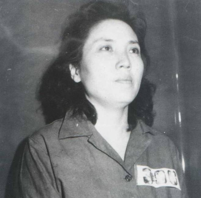 1982년 장영자·이철희 부부&nbsp;어음 사기 사건의 주범인 장영자씨가 구속기소 후 재판을 받기 위해 법정으로 이동하고 있다. 세계일보 자료사진