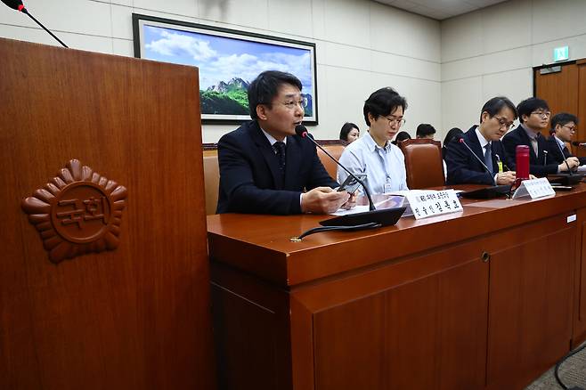 김록호 전 세계보건기구 과학부 표준국장이 12일 오전 서울 여의도 국회 기후위기특별위원회에서 열린 기후적응법안에 관한 입법공청회에서 발언하고 있다. 뉴시스