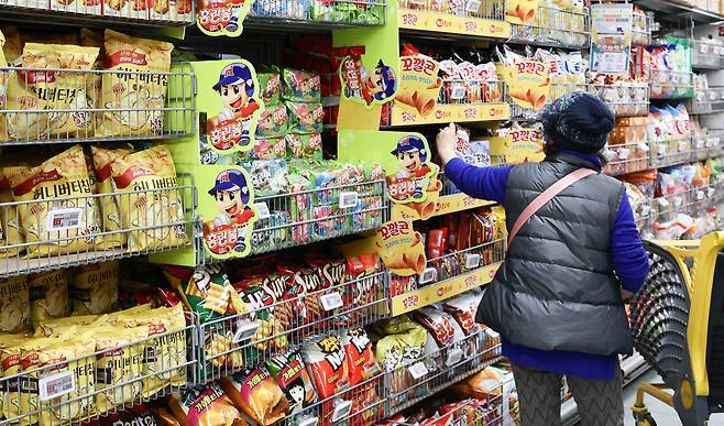 12일 서울의 한 대형마트에 진열된 과자 제품의 모습. 뉴스1