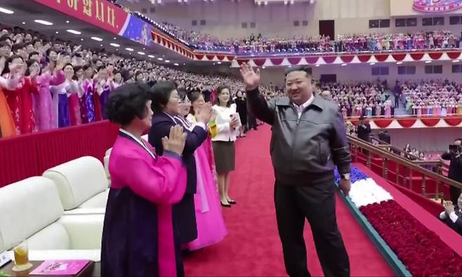 김정은 국무위원장이 8일 평양체육관에서 열린 3·8 국제부녀절(세계 여성의 날) 기념 공연 관람하기 전 인민에게 인사하고 있다.&nbsp;조선중앙통신TV·뉴시스