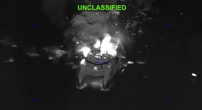 중동 지역을 관할하는 미국 중부사령부가 10일(현지시간) 호르무즈 해협 인근에서 이란 기뢰 부설함 16척을 격침했다고 밝혔다. 중부사령부가 이날 공개한 영상에는 이란 군함이 미군의 공격으로 폭발한 직후 화염과 연기에 휩싸여 있는 모습이 포착됐다. 미 중부사령부 제공·로이터 연합뉴스