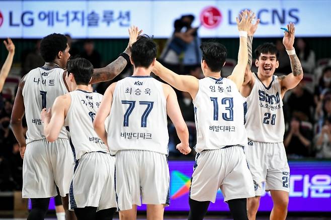 고양 소노 선수들이 11일 경남 창원체육관에서 열린 2025~26 LG전자 프로농구 정규리그 창원 LG와의 경기에서 기뻐하고 있다. 2026.3.11 KBL 제공