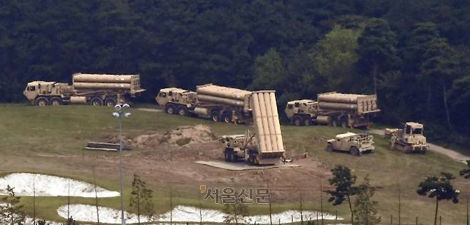 사회-집회시위-사드배치 반대-사드 4기 추가 배치 반대 시위 - 미군이 7일 오전 경북 성주군 사드 기지에 추가로 반입한 4대의 사드 발사대 중 1대가 설치를 마쳤고 나머지 3대는 설치를 기다리고 있다.   2017. 9. 7 정연호 기자 tpgod@seoul.co.kr