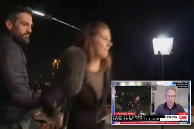 이스라엘 텔아비브에서 CNN 생방송 인터뷰가 진행되던 중 미사일 경보가 울리자 앵커 에린 버넷이 급히 대피하는 모습. 오른쪽 아래는 화상 인터뷰 장면. CNN 방송 화면 캡처