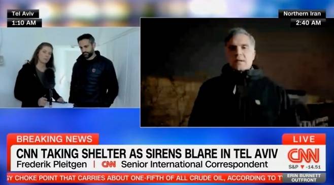 이스라엘 텔아비브에서 미사일 경보로 대피한 뒤 CNN 앵커 에린 버넷(왼쪽)과 특파원 제러미 다이아몬드가 방공호에서 방송을 이어가며 이란 북부에서 연결된 프레드 플라이트겐 특파원과 인터뷰하고 있다. CNN 방송 화면 캡처
