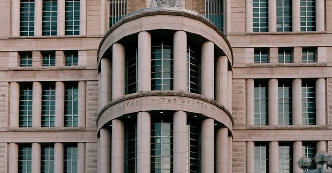 미국 미주리주 세인트루이스에 있는 토머스 F. 이글턴 연방법원 청사. 여성 운전자들의 휴대전화에서 사적 사진을 몰래 저장한 혐의로 기소된 전 경찰관 줄리언 알칼라가 이곳에서 징역형을 선고받았다. 뉴욕타임스