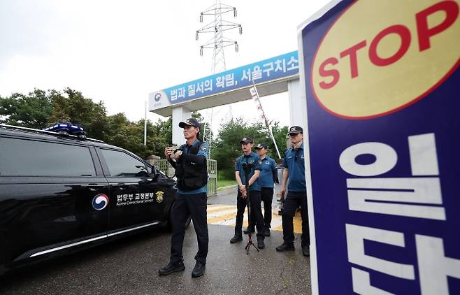 2025년 7월 15일 오후 경기 의왕시 서울구치소로 법무부 교정본부 차량이 들어가고 있다. 뉴시스