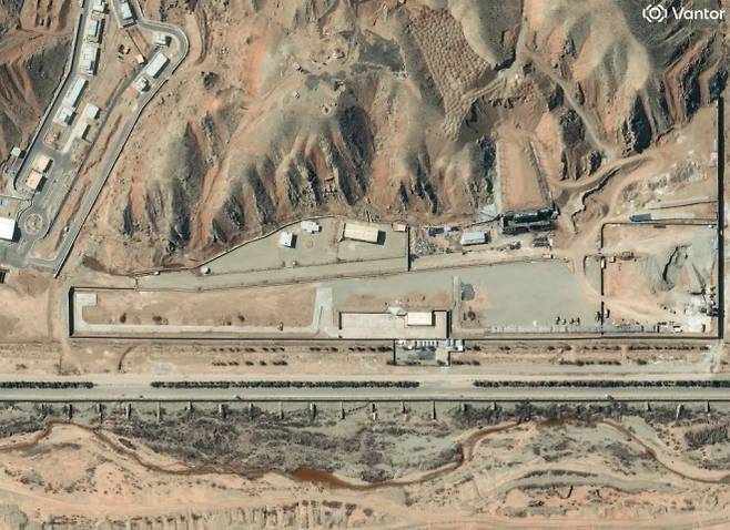 이란 파르친 군사단지 내 핵 관련 의심 시설 ‘탈레간2’의 공습 직전 모습. 2026년 3월 6일 촬영된 위성사진으로 이후 공습에서 시설 상부에 대형 충돌 흔적이 확인됐다. 반토르