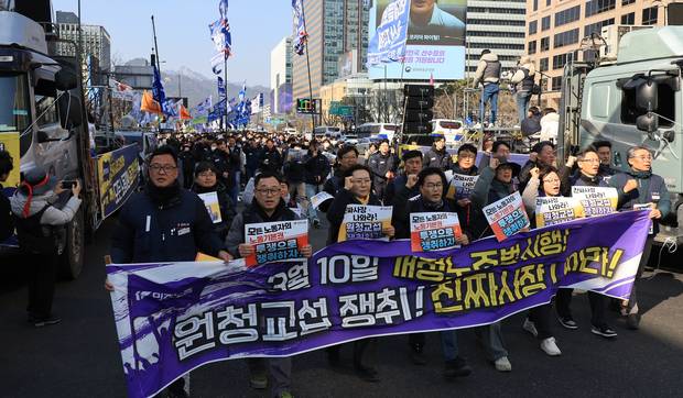 개정 노동조합 및 노동관계조정법 시행 첫날인 10일 서울 세종로에서 열린 민주노총 투쟁 선포대회에서 집회를 마친 민주노총 조합원 등이 행진하고 있다. 연합뉴스