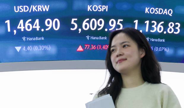 11일 서울 중구 하나은행 본점 딜링룸 전광판에 종가가 나오고 있다. 이날 코스피지수는 전 거래일 대비 77.36포인트(1.40%) 오른 5609.95에 마감했다. 코스닥지수는 0.85포인트(0.07%) 내린 1136.83, 달러·원 환율은 2.7원 내린 1466.5원을 기록했다. 뉴스1