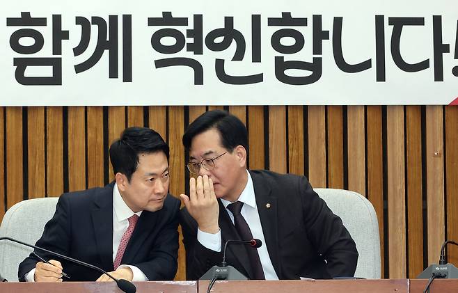 국민의힘 장동혁 대표(왼쪽)와 송언석 원내대표가 3월11일 국회에서 열린 지역발전 인재 영입 환영식에서 얘기를 나누고 있다. ⓒ연합뉴스