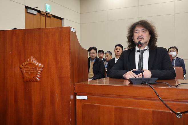 2024년 12월13일 서울 여의도 국회에서 12·3 비상계엄에서의 국가기간방송 KBS 및 관계기관의 역할 등에 대한 현안질의 등을 위해 열린 과학기술정보방송통신위원회 전체회의에서 방송인 김어준씨가 질의에 답변하고 있다. ⓒ연합뉴스