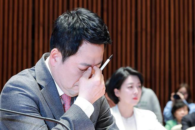 장동혁 국민의힘&nbsp;대표가 9일 국회에서 열린 의원총회에 참석해 눈가를 만지고 있다. 장 대표 오른쪽은 서울시당위원장인 배현진 의원. ⓒ 연합뉴스