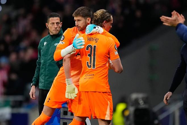 UCL서 처참하게 무너진 토트넘 골키퍼 킨스키(앞)를 향한 동정여론이 일고 있다. 킨스키는 11일(한국시간) 스페인 마드리드의 리야드 에어 메트로폴리타노서 열린 아틀레티코 마드리드와 원정경기서 선발출전했지만 잇따른 실수로 3골을 내준 뒤 킥오프 17분만에 비카리오(뒤)로 교체됐다. 마드리드│AP뉴시스