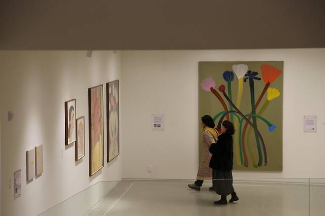 봄날의 미술관 투어는 어떤 매력을 보여줄까.  요즘 미술관은 눈뿐 아니라 온 몸으로 예술을 느낄 수 있는 체험의 장소로 거듭나고 있다. 과천 K&L뮤지엄에서 미술 작품을 감상하고 있는 관람객들.  사진제공｜경기관광공사