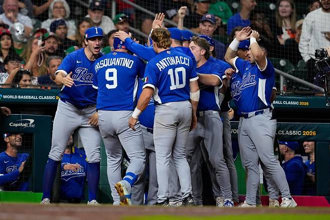 이탈리아 야구대표팀 비니 파스콴티노(9번)가 12일(한국시간) 미국 텍사스주 휴스턴 다이킨파크서 열린 제6회 WBC 본선 1라운드 B조 4차전 멕시코전에 홈런을 치고 동료의 축하를 받고  있다. 텍사스주｜AP뉴시스