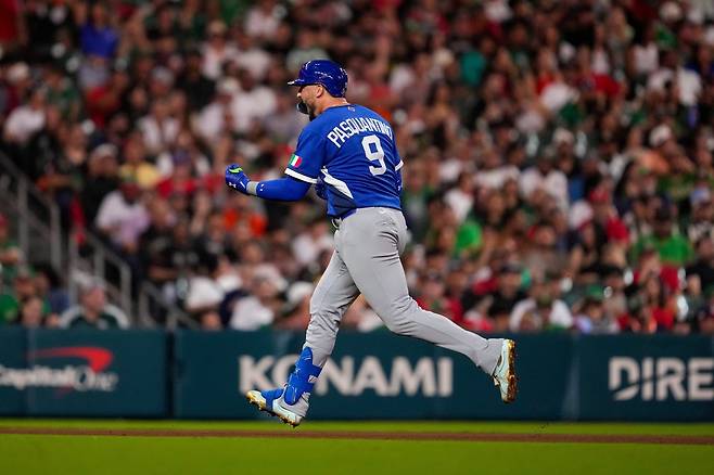 이탈리아 야구대표팀 비니 파스콴티노가 12일(한국시간) 미국 텍사스주 휴스턴 다이킨파크서 열린 제6회 WBC 본선 1라운드 B조 4차전 멕시코전에 홈런을 치고 포효하며 베이스를 돌고 있다. 텍사스주｜AP뉴시스