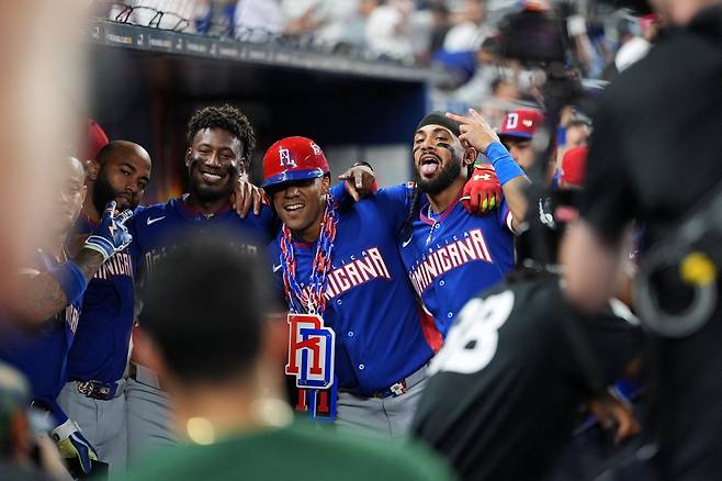 도미니카공화국 야구대표팀 후안 소토(가운데)가 12일(한국시간) 미국 마이애미 론디포파크서 열린 제6회 WBC 본선 1라운드 D조 4차전 베네수엘라전서 홈런을 친 뒤 동료와 세리머니를 하고 있다. 마이애미｜AP뉴시스