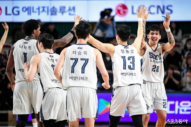 소노 선수들이 11일 창원체육관서 열린&nbsp;LG전에서&nbsp;승리한 뒤 기뻐하고 있다. 사진제공｜KBL