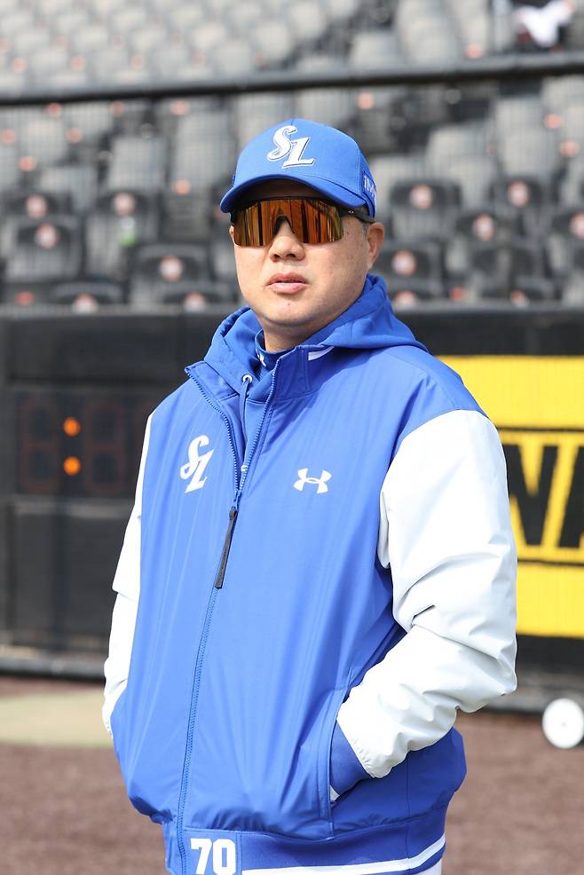 삼성 박진만 감독이 12일 대전한화생명볼파크서 열린 한화와 시범경기에 앞서 그라운드를 응시하고 있다. 사진제공ㅣ삼성 라이온즈